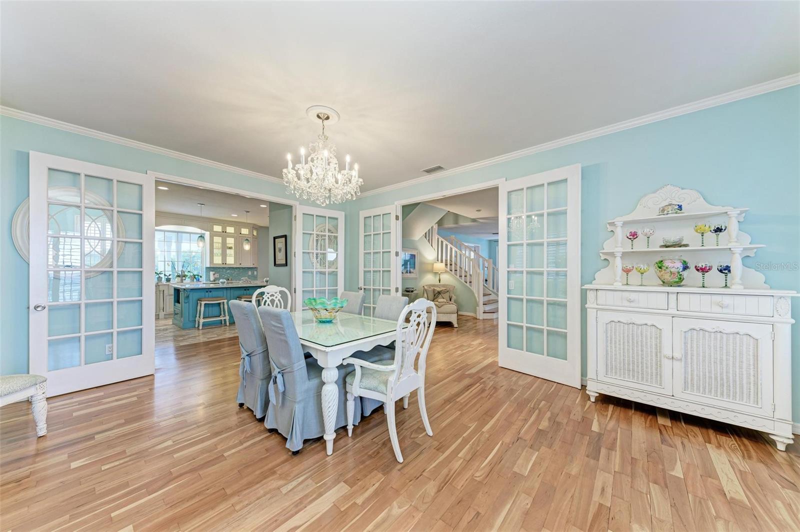 825 W RETTA ESPLANADE