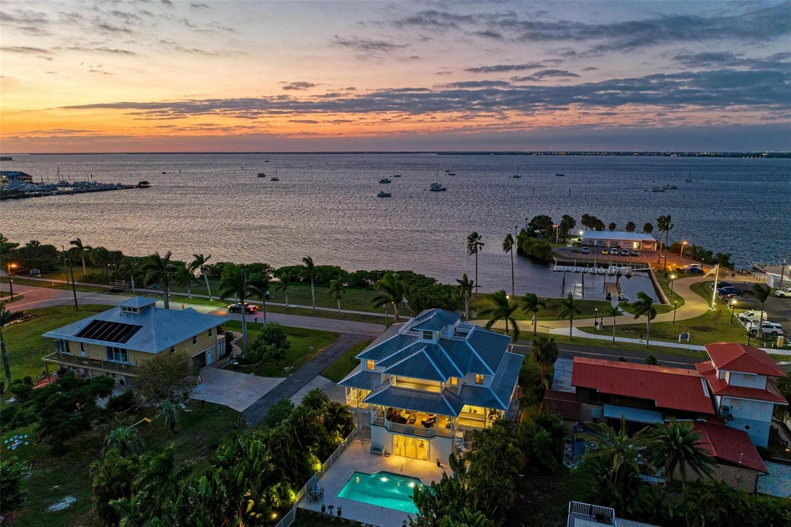 825 W RETTA ESPLANADE