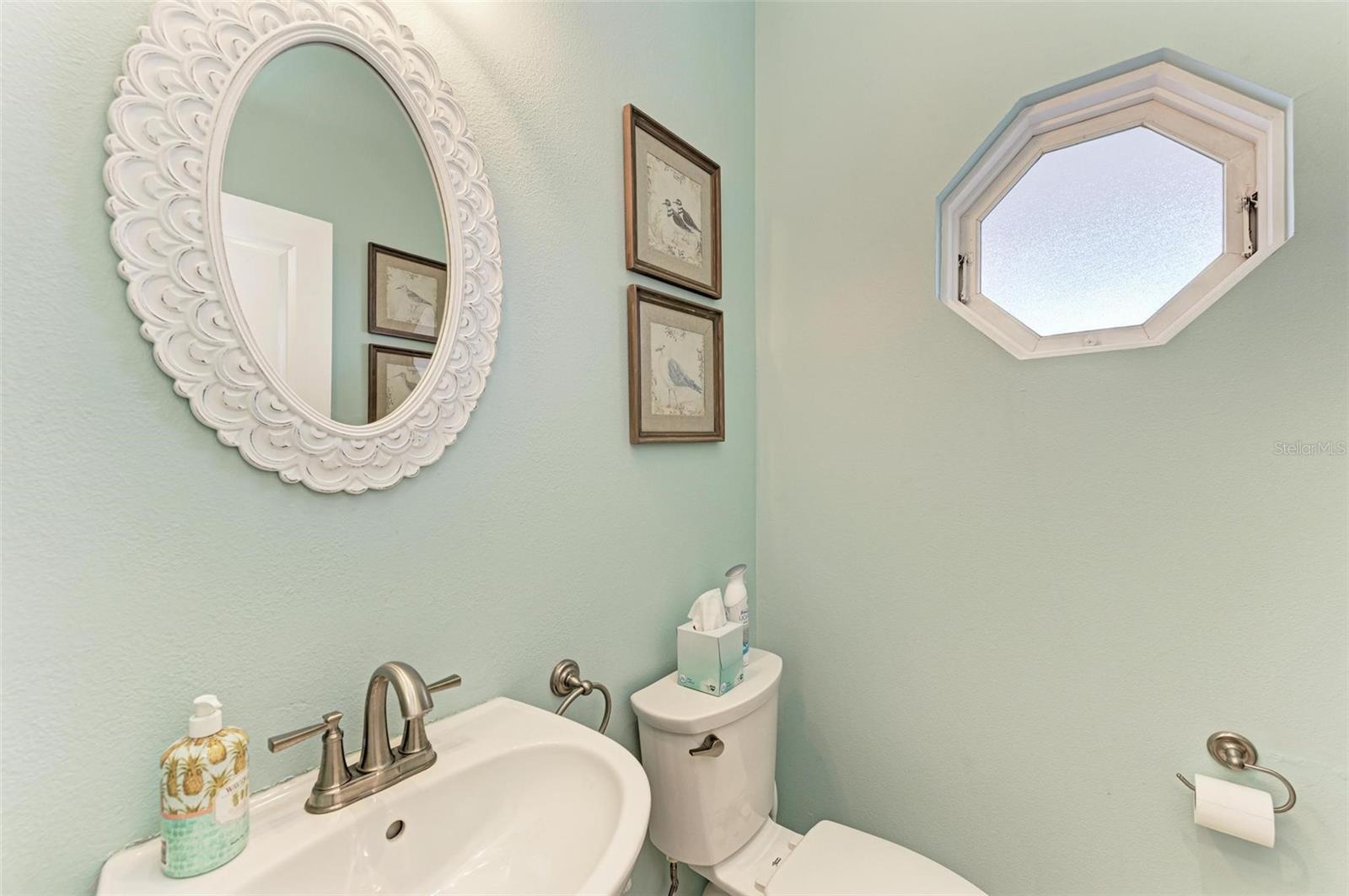 825 W RETTA ESPLANADE