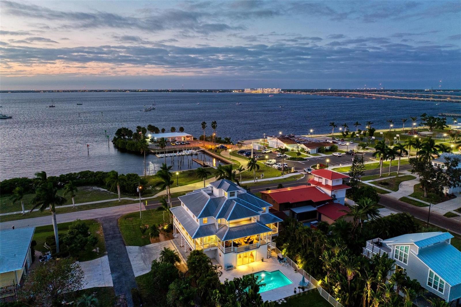 825 W RETTA ESPLANADE