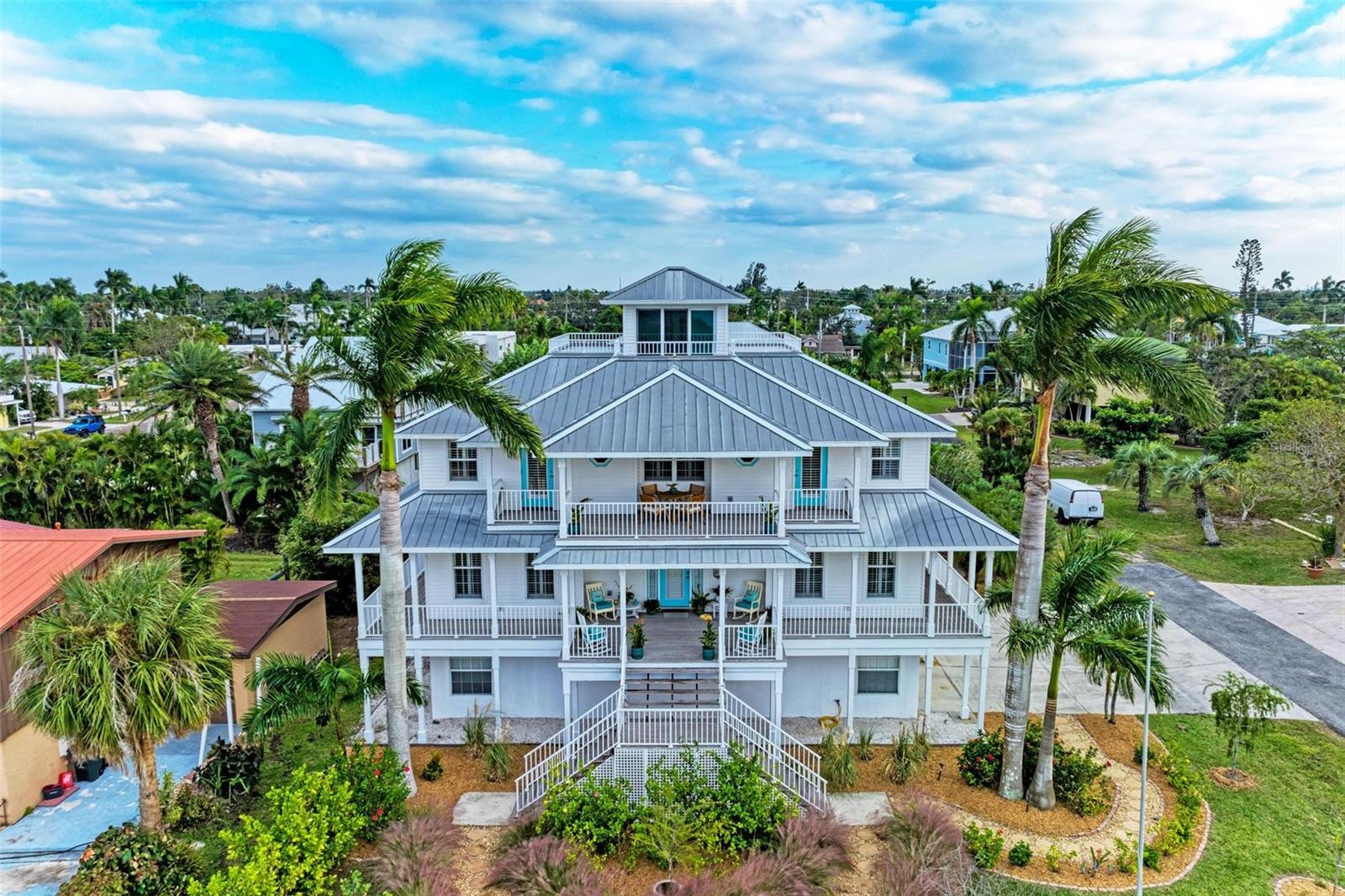 825 W RETTA ESPLANADE