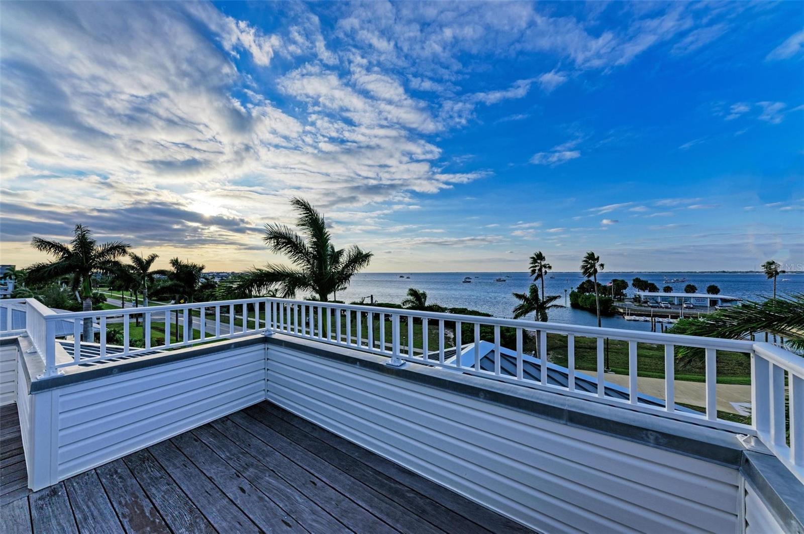 825 W RETTA ESPLANADE