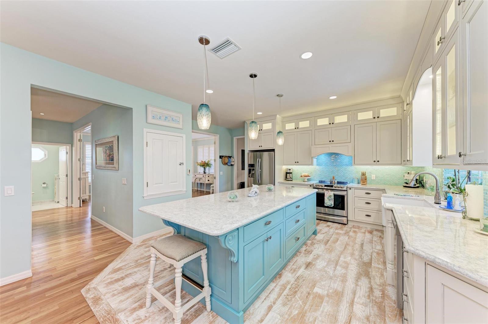 825 W RETTA ESPLANADE