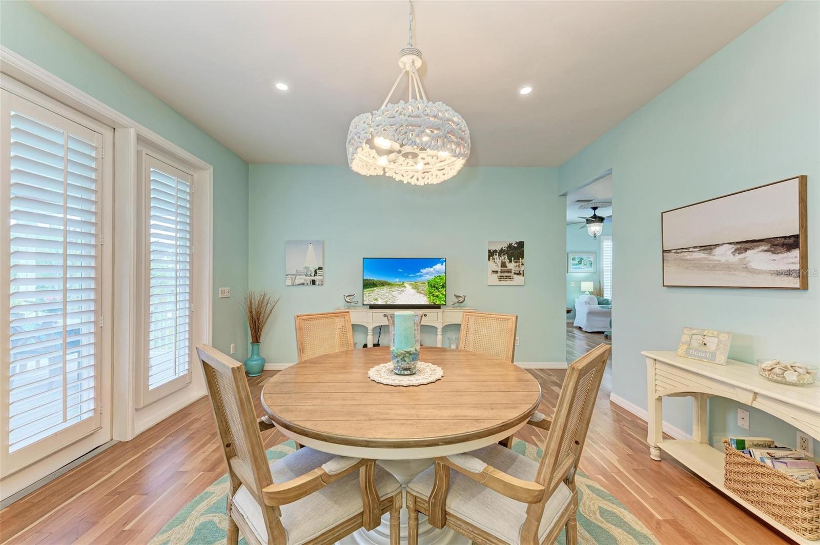 825 W RETTA ESPLANADE