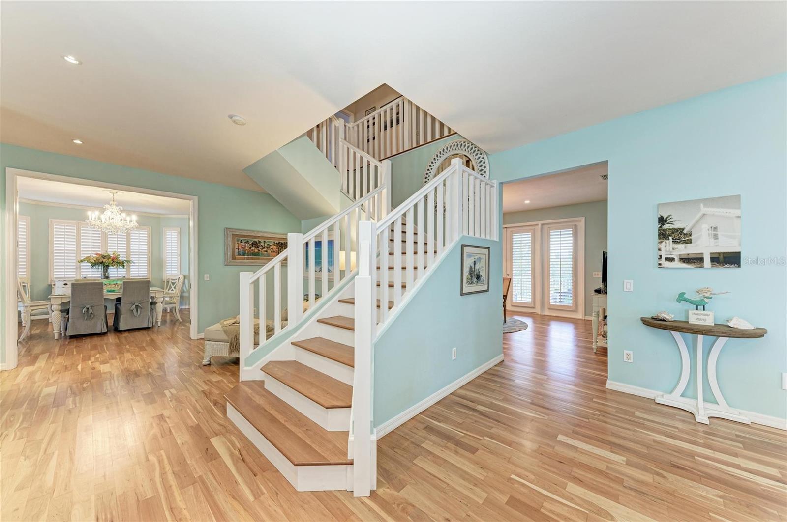 825 W RETTA ESPLANADE