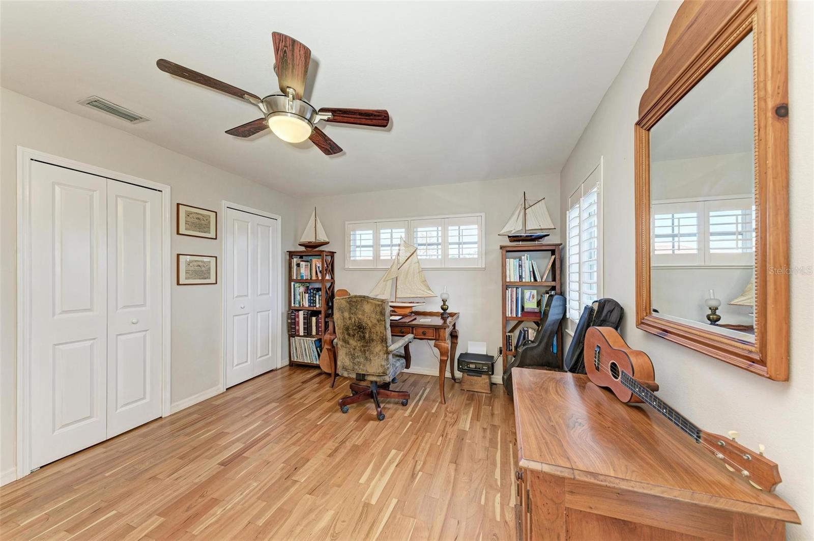 825 W RETTA ESPLANADE