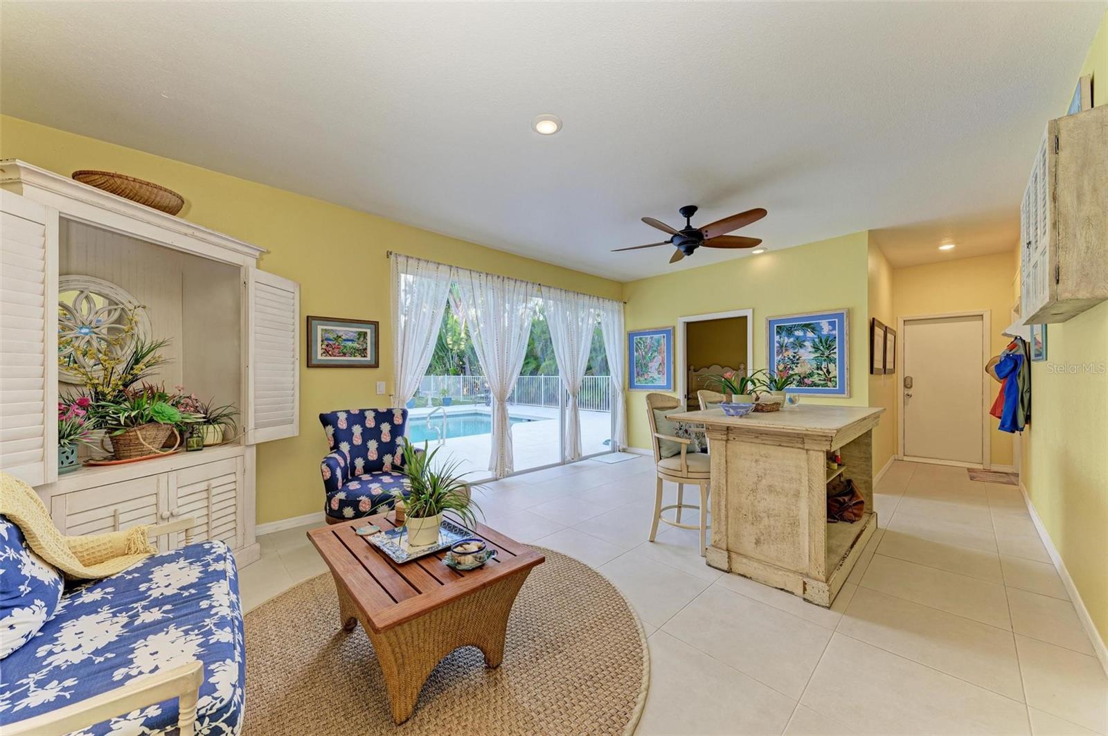 825 W RETTA ESPLANADE