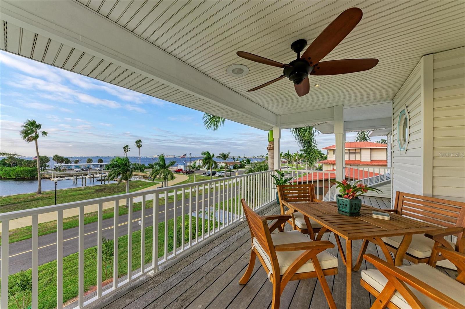 825 W RETTA ESPLANADE