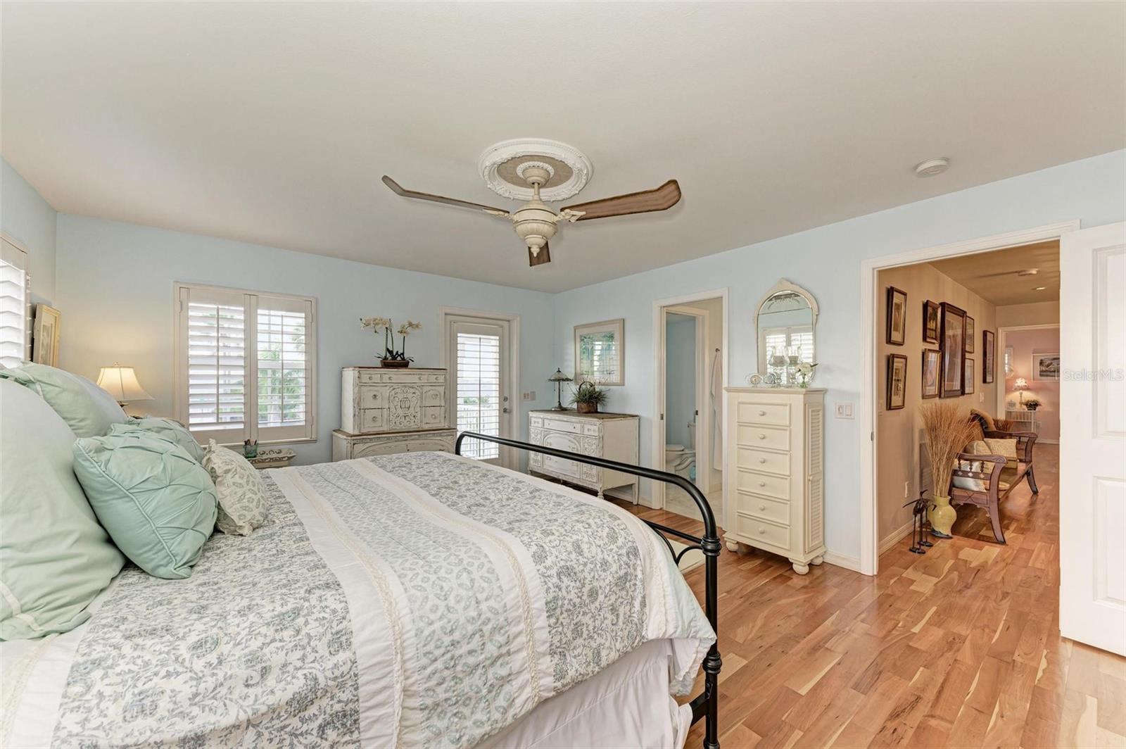 825 W RETTA ESPLANADE