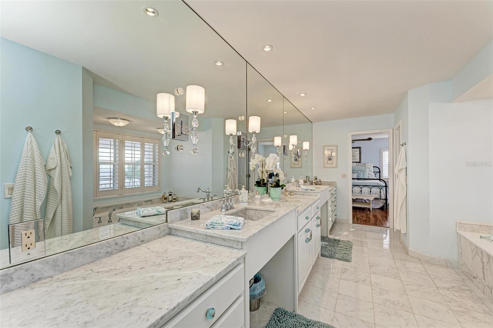 825 W RETTA ESPLANADE