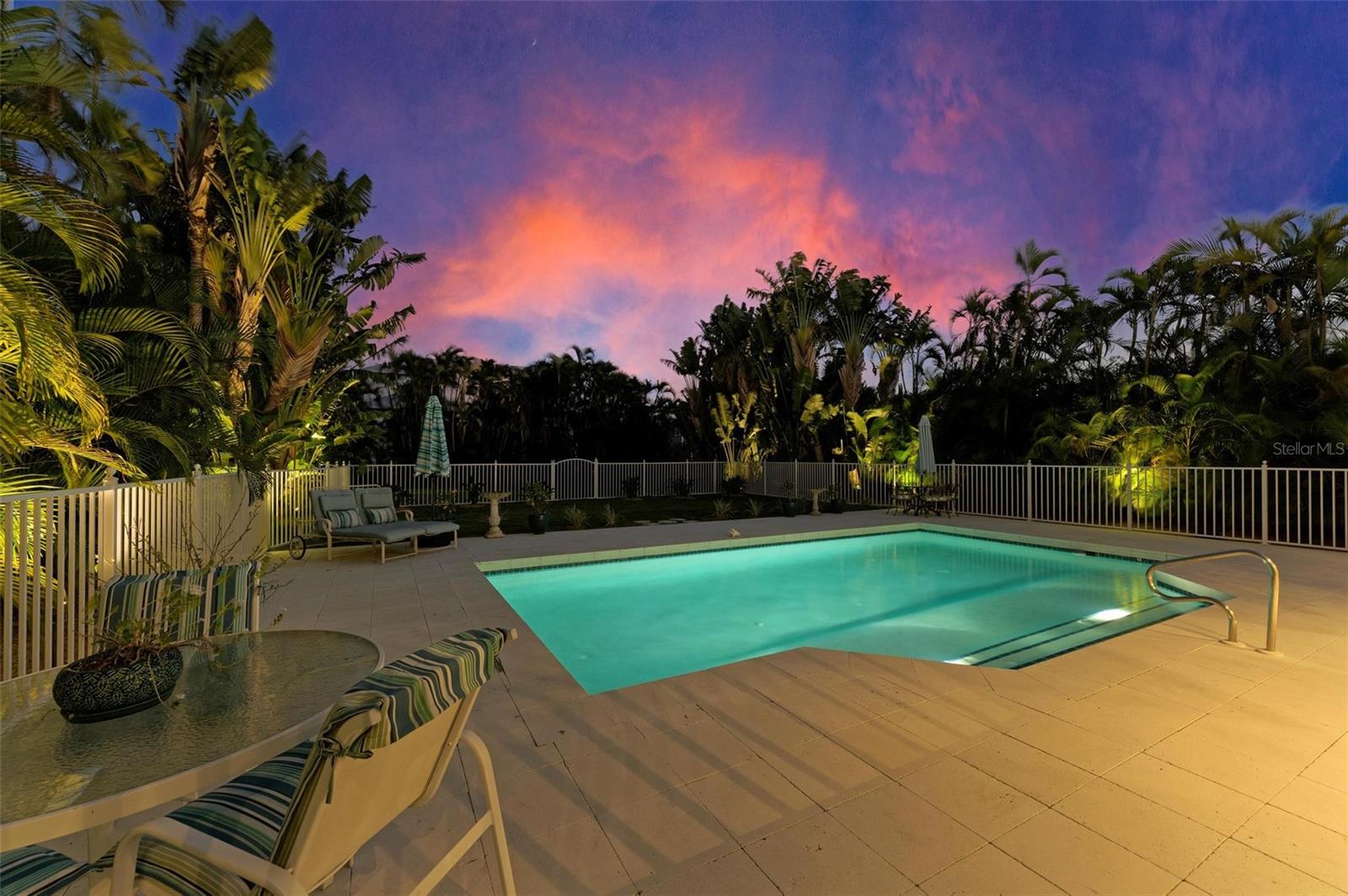 825 W RETTA ESPLANADE