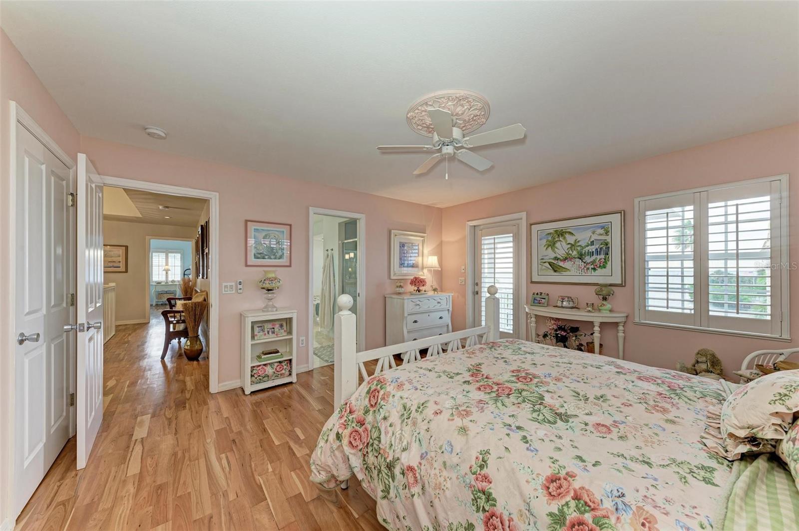 825 W RETTA ESPLANADE