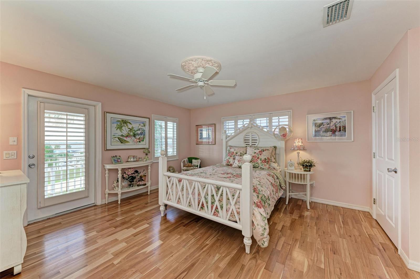 825 W RETTA ESPLANADE