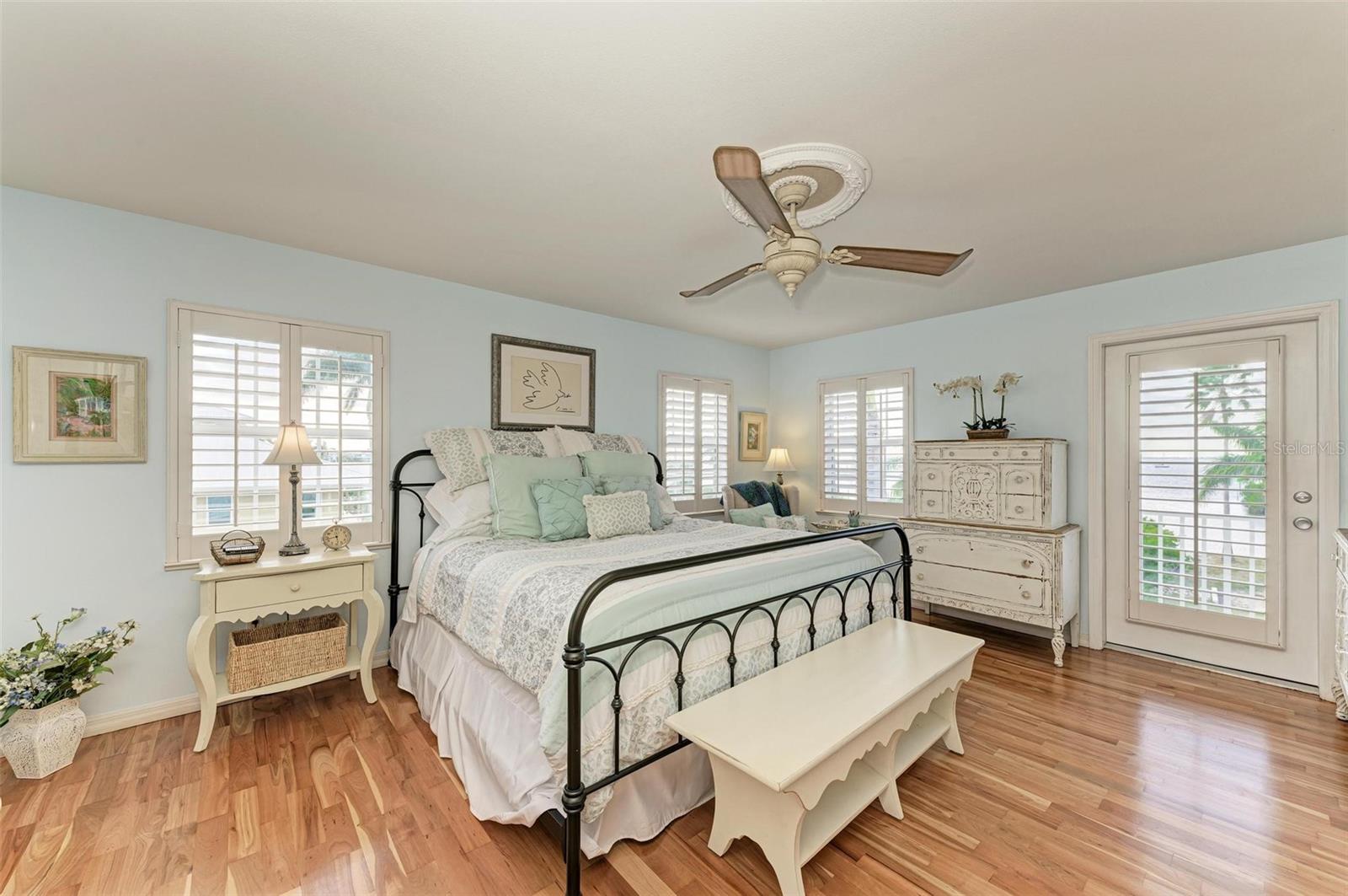 825 W RETTA ESPLANADE