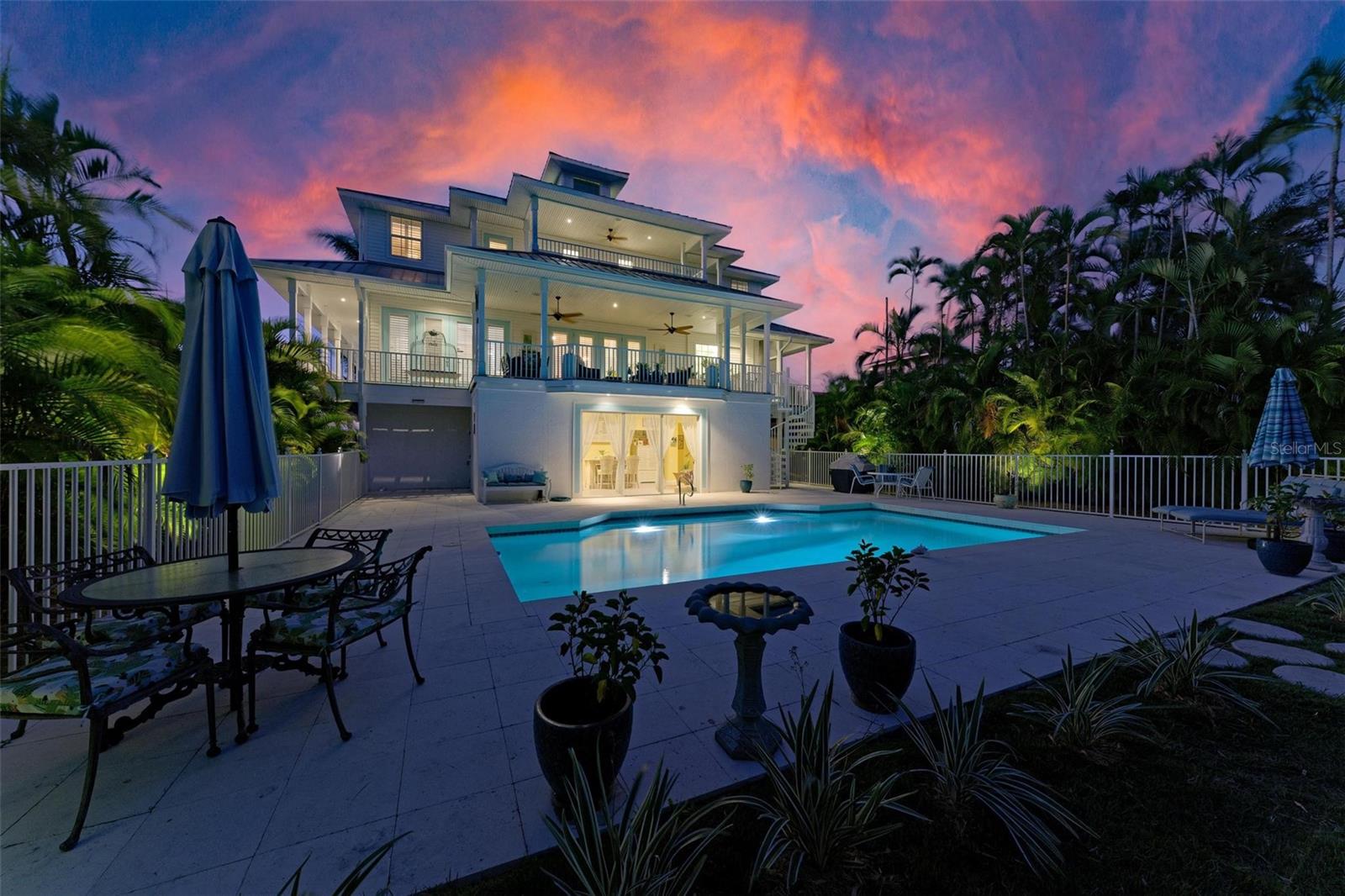 825 W RETTA ESPLANADE