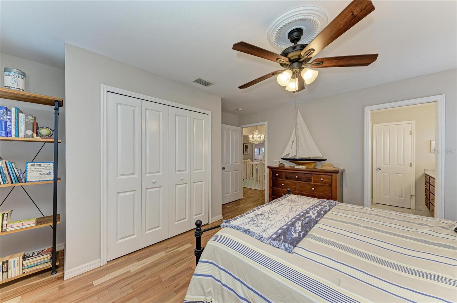 825 W RETTA ESPLANADE