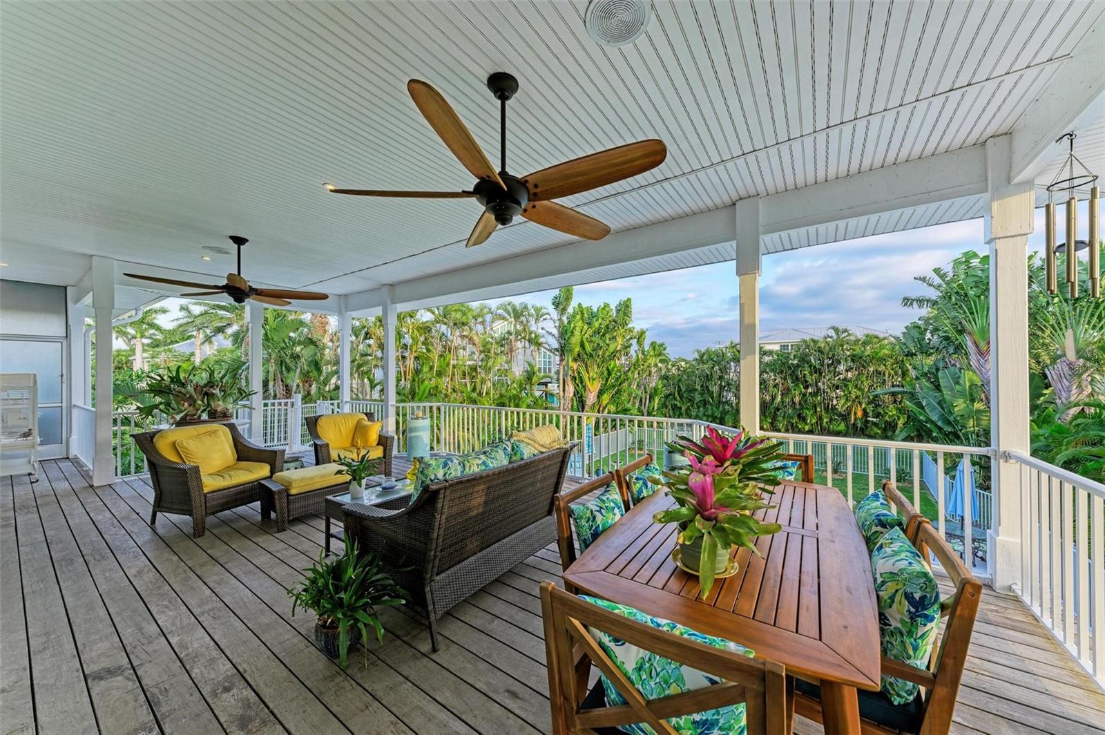 825 W RETTA ESPLANADE