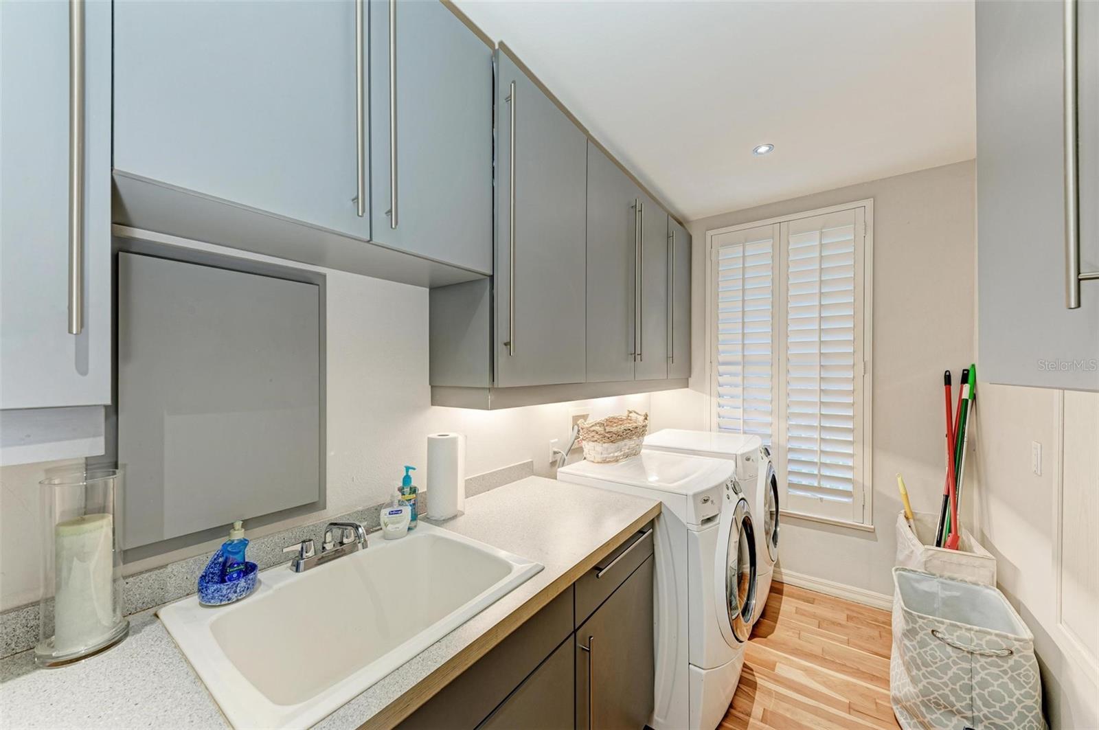 825 W RETTA ESPLANADE