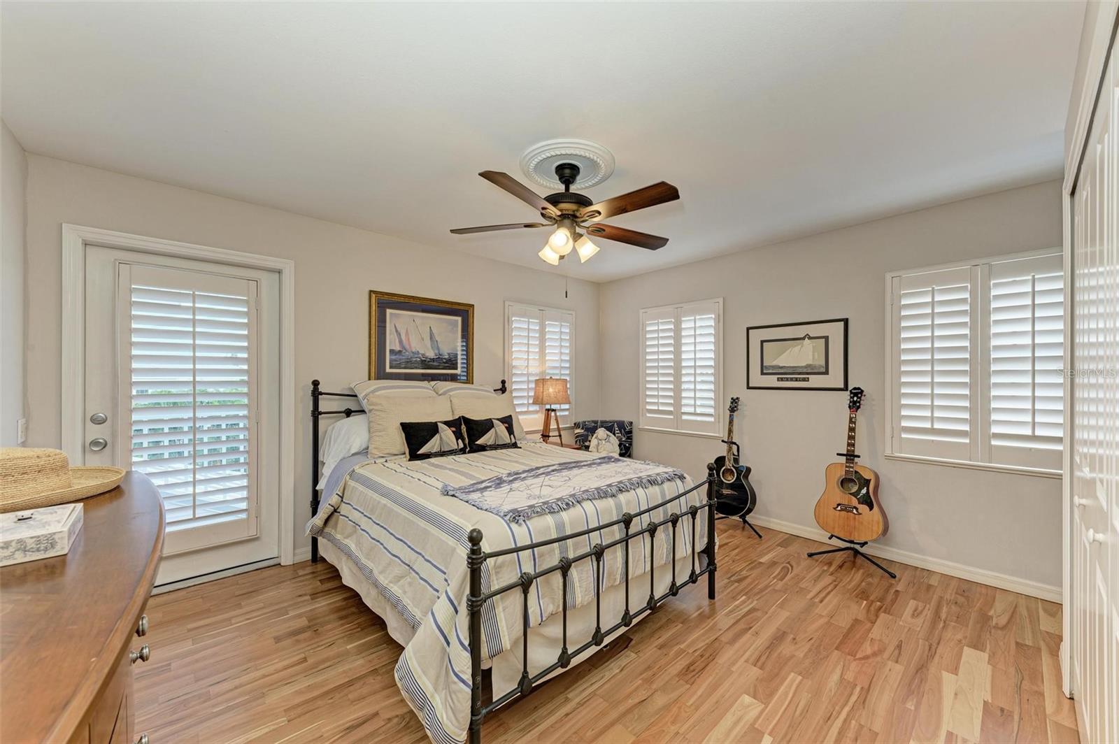 825 W RETTA ESPLANADE