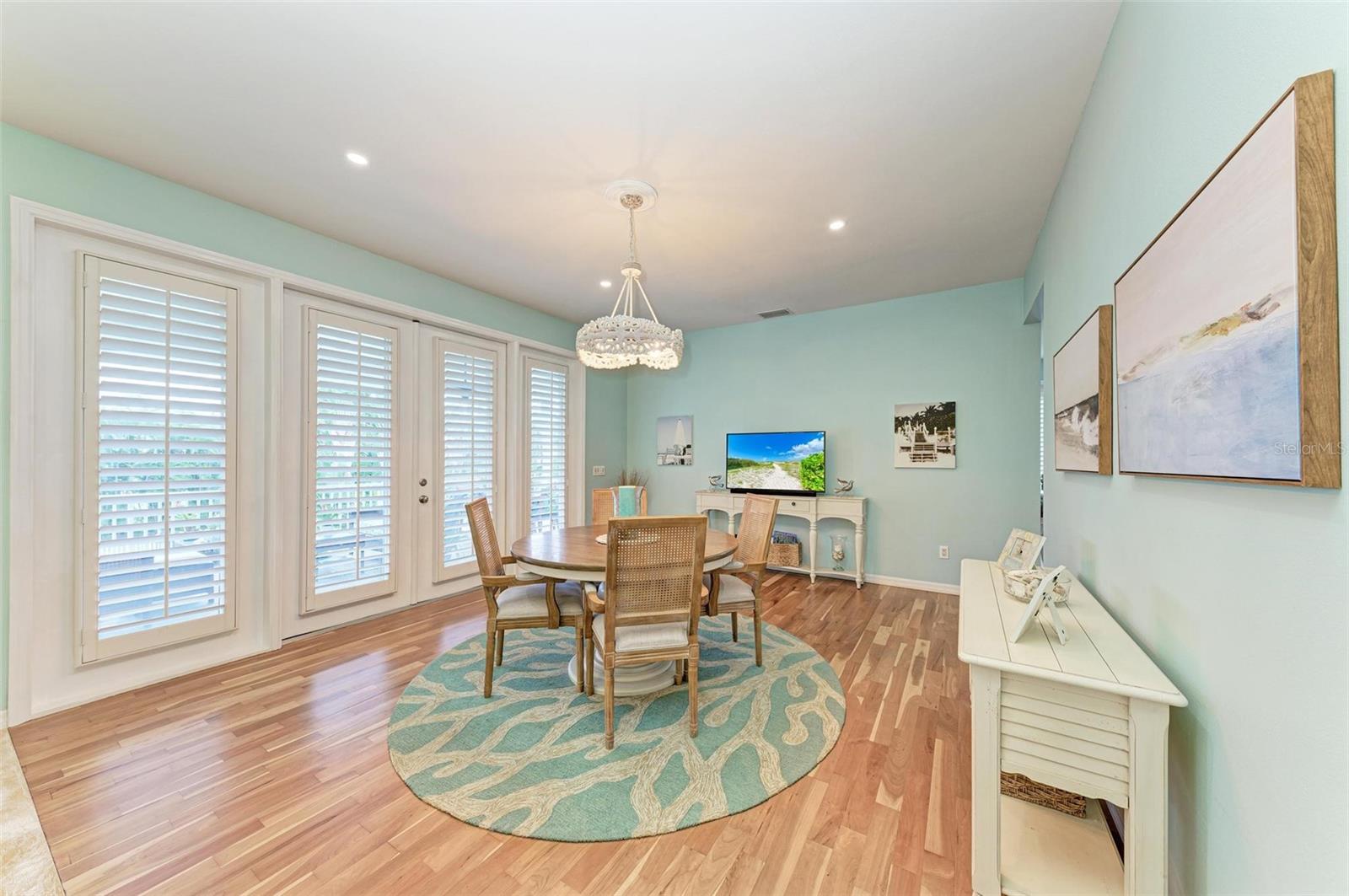 825 W RETTA ESPLANADE