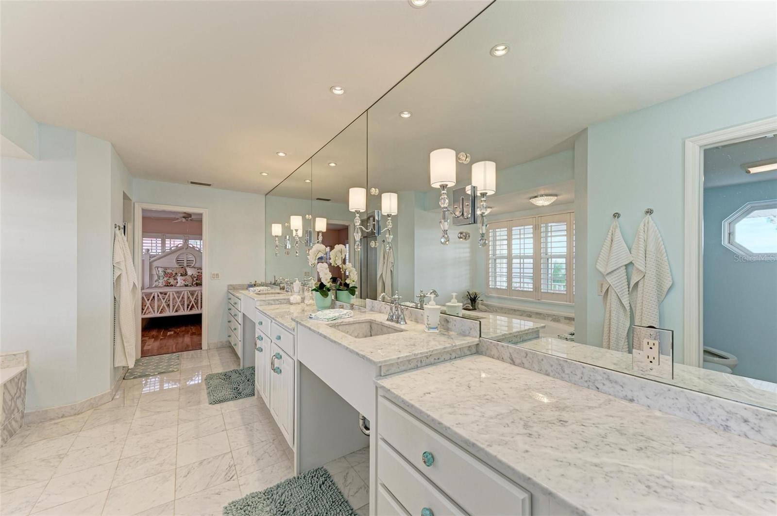 825 W RETTA ESPLANADE