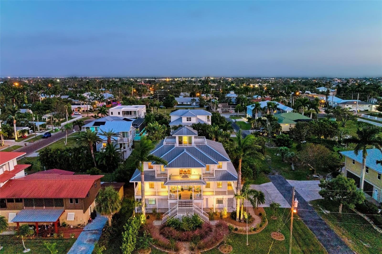 825 W RETTA ESPLANADE