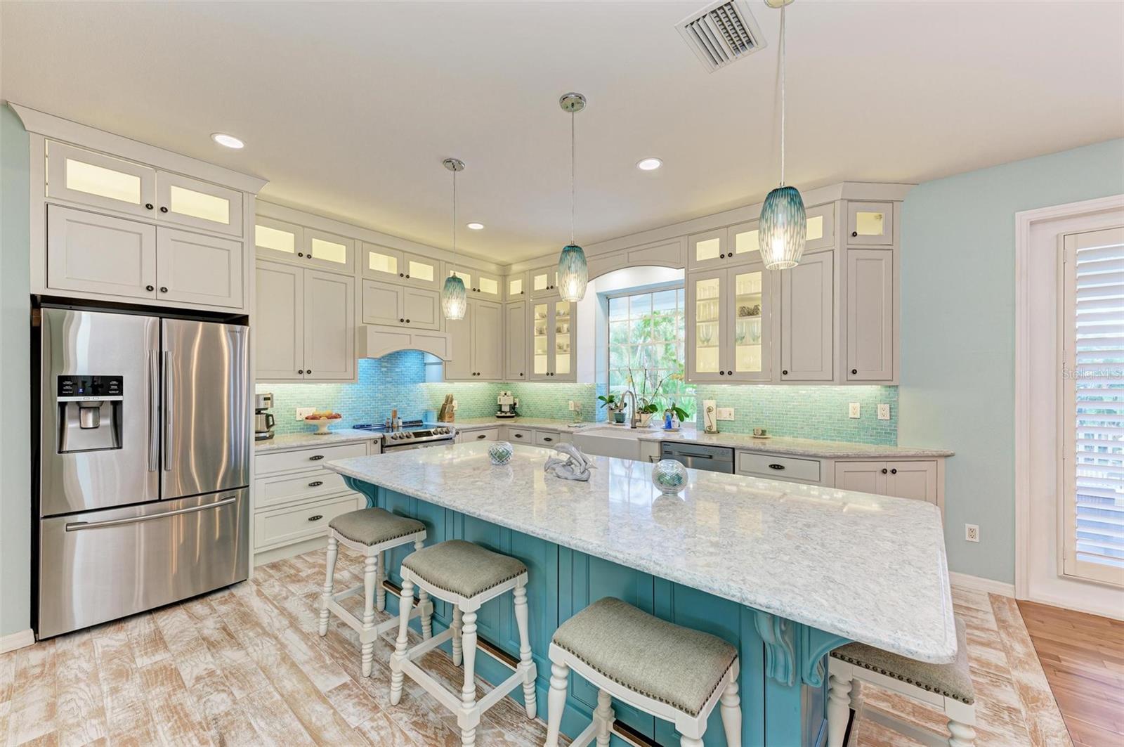 825 W RETTA ESPLANADE