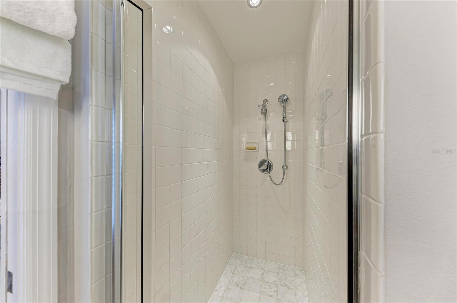 825 W RETTA ESPLANADE