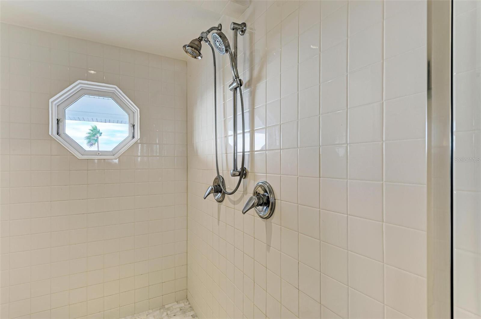 825 W RETTA ESPLANADE