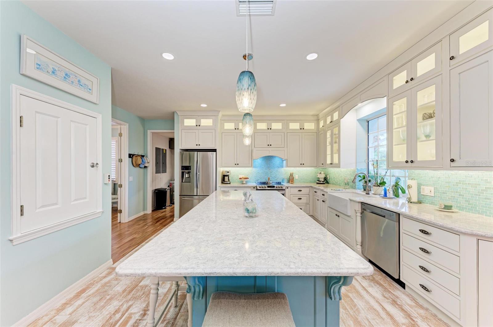 825 W RETTA ESPLANADE