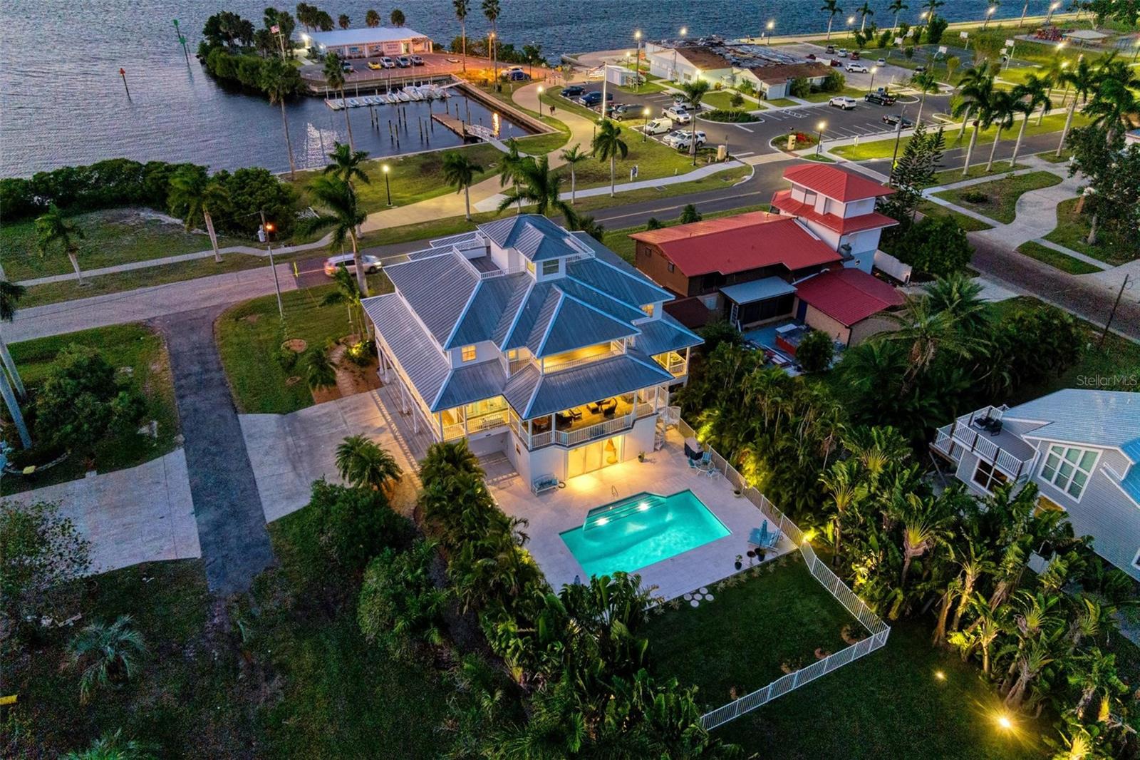 825 W RETTA ESPLANADE