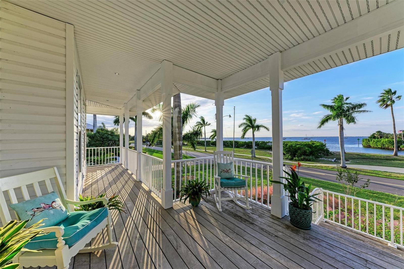 825 W RETTA ESPLANADE