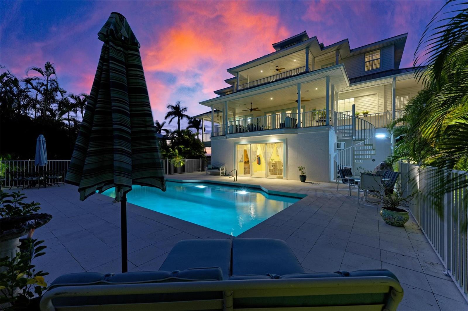 825 W RETTA ESPLANADE