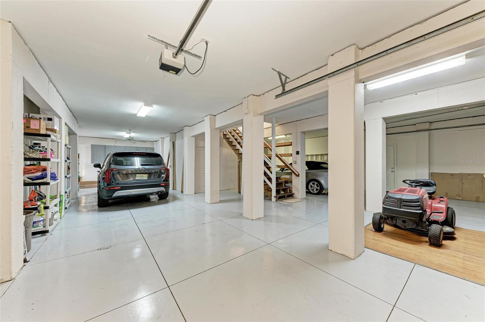 825 W RETTA ESPLANADE