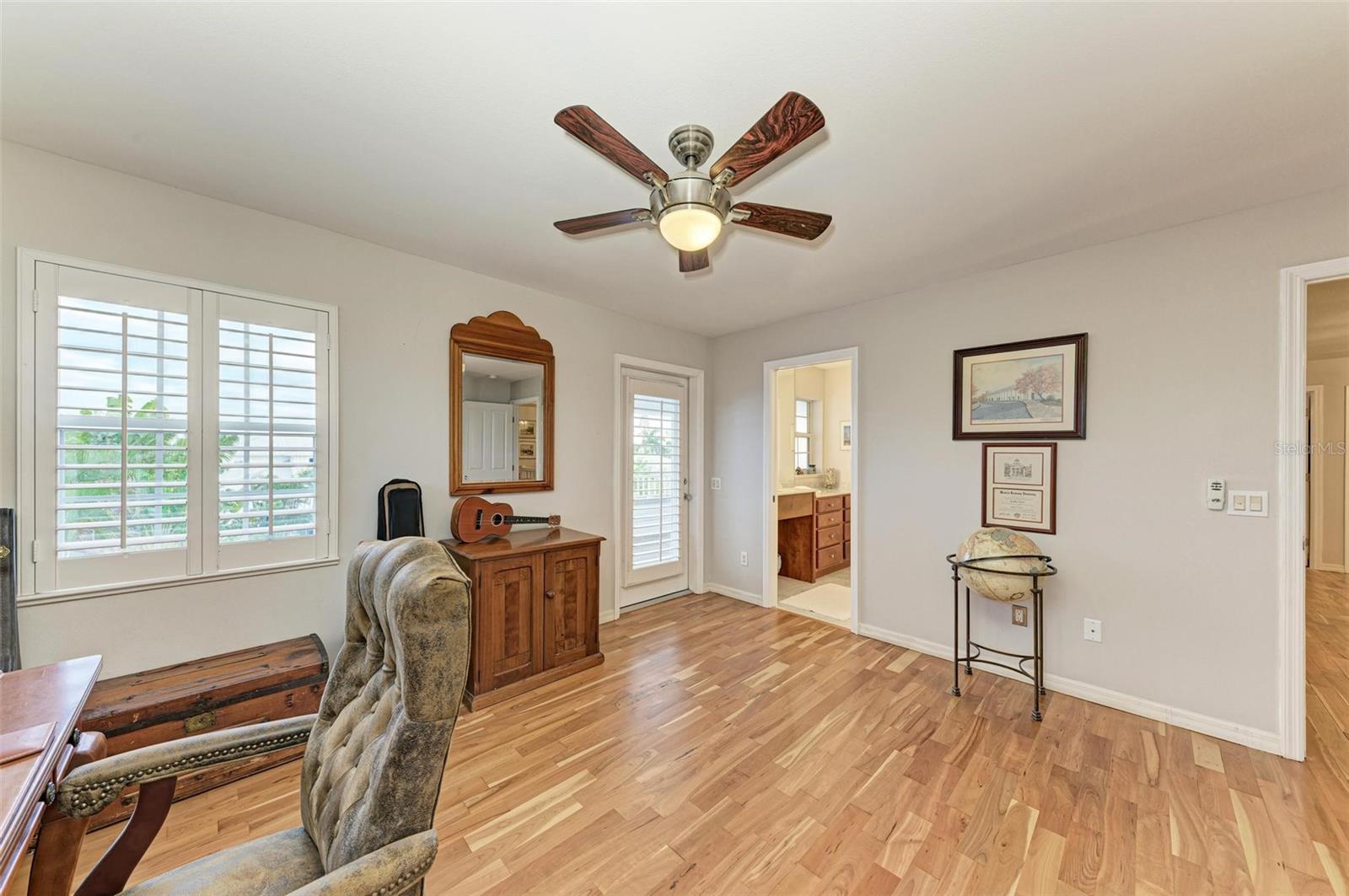 825 W RETTA ESPLANADE