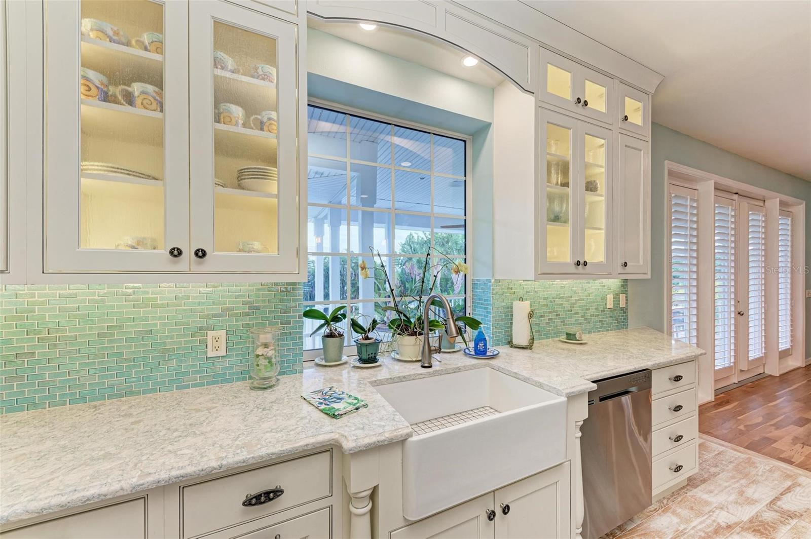 825 W RETTA ESPLANADE