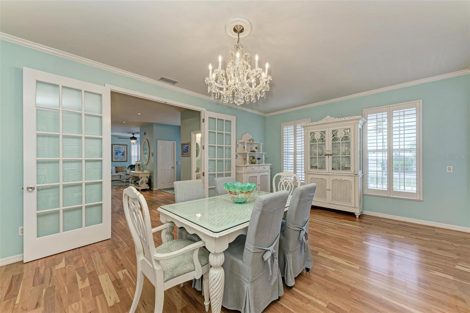 825 W RETTA ESPLANADE