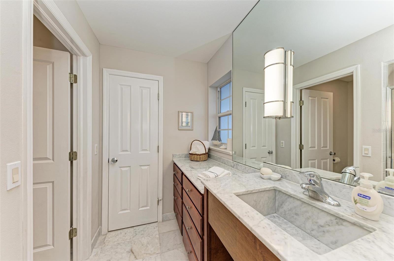 825 W RETTA ESPLANADE