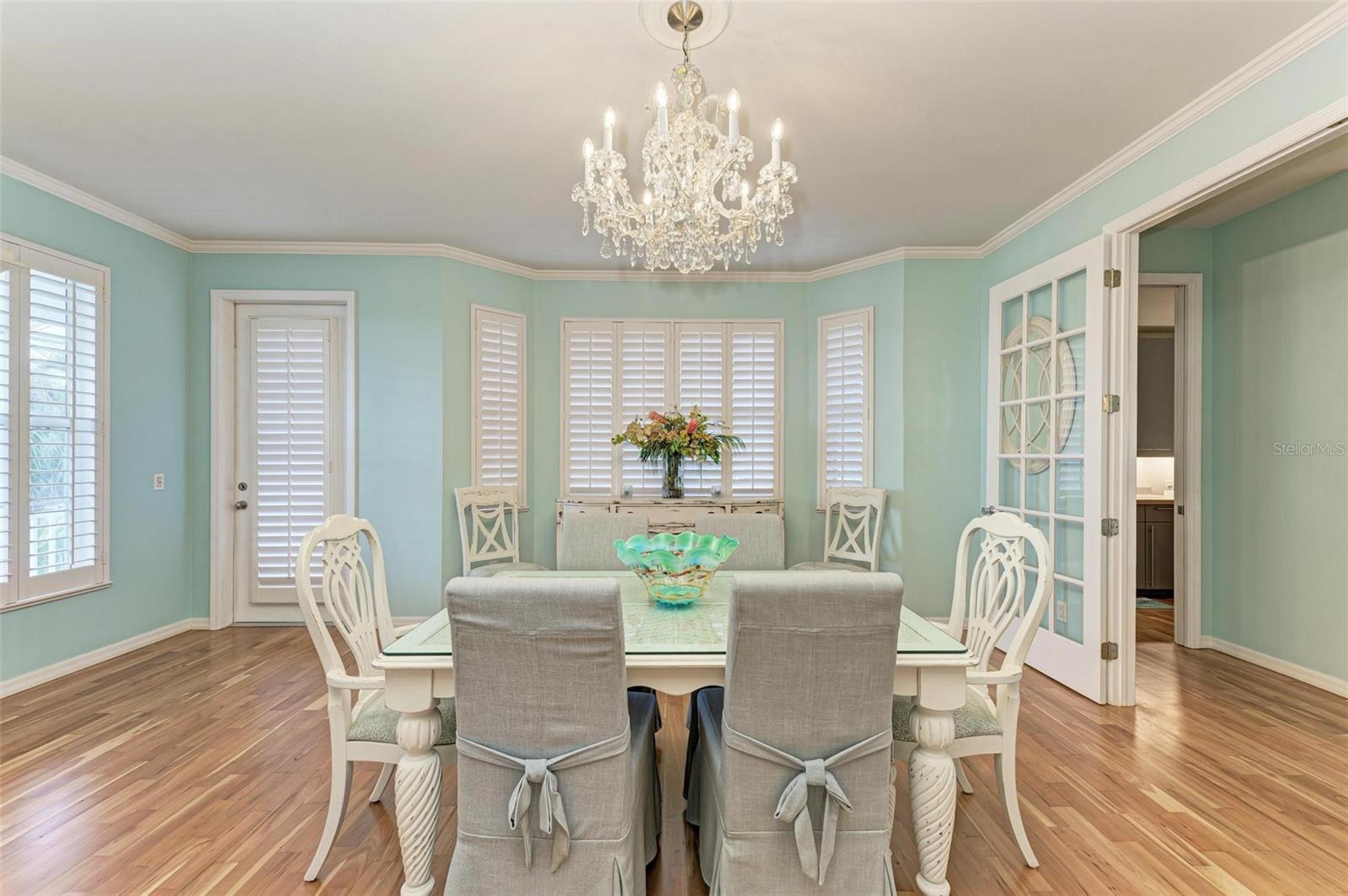 825 W RETTA ESPLANADE