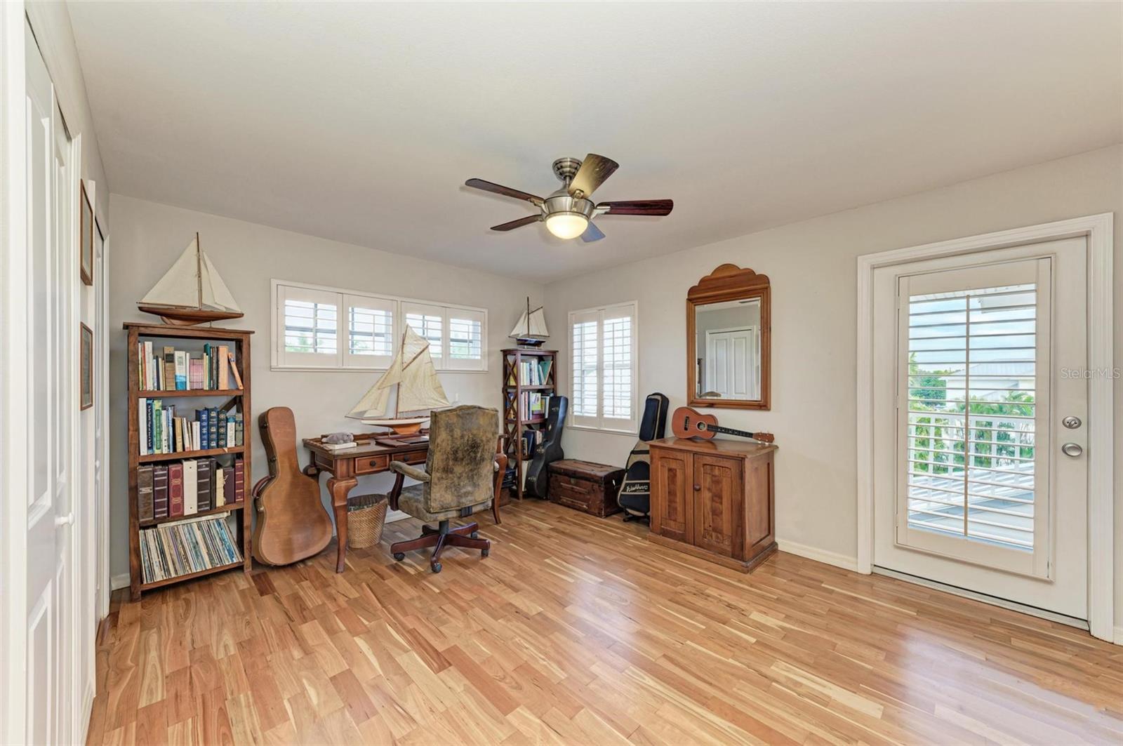 825 W RETTA ESPLANADE