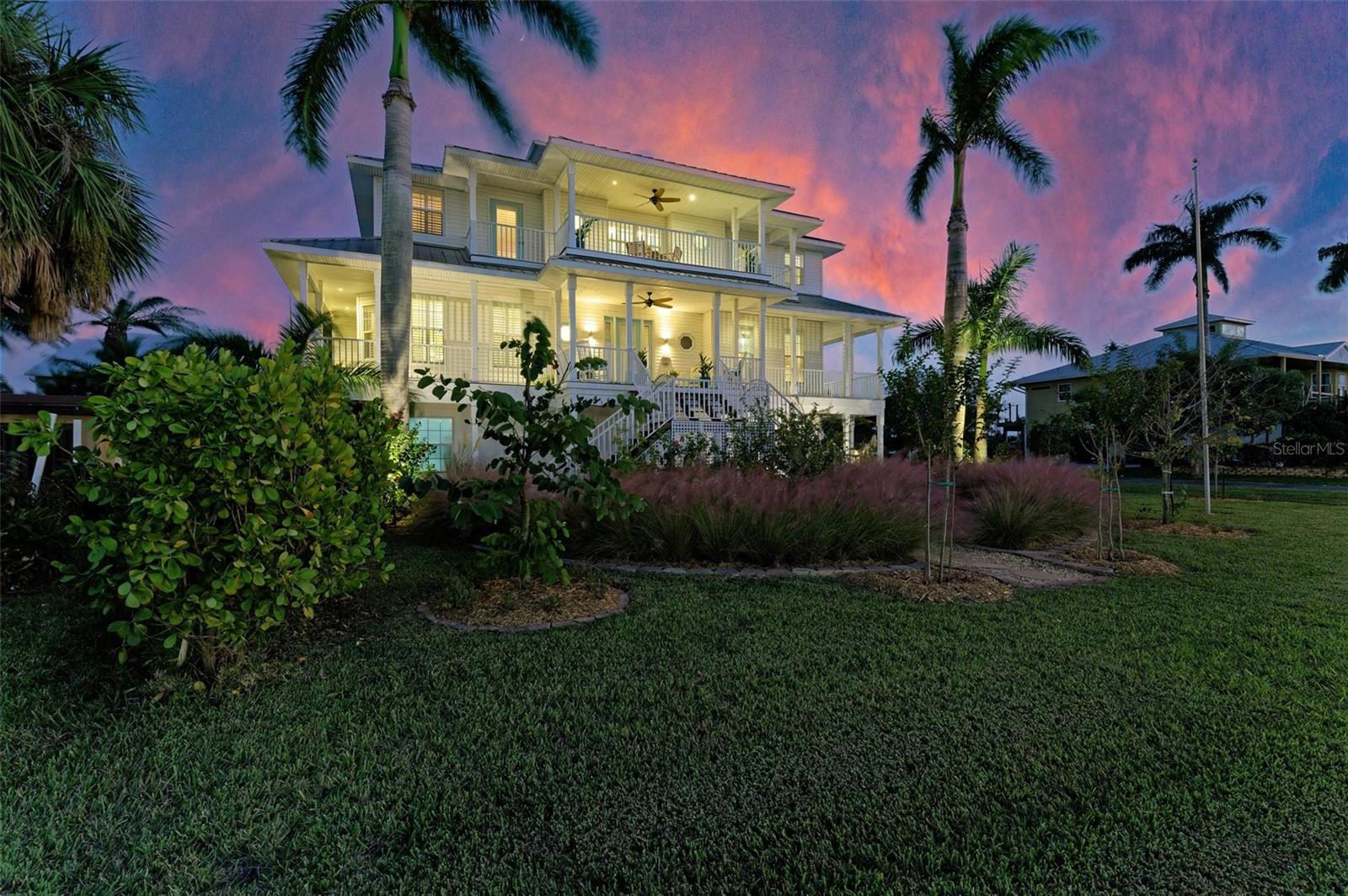 825 W RETTA ESPLANADE