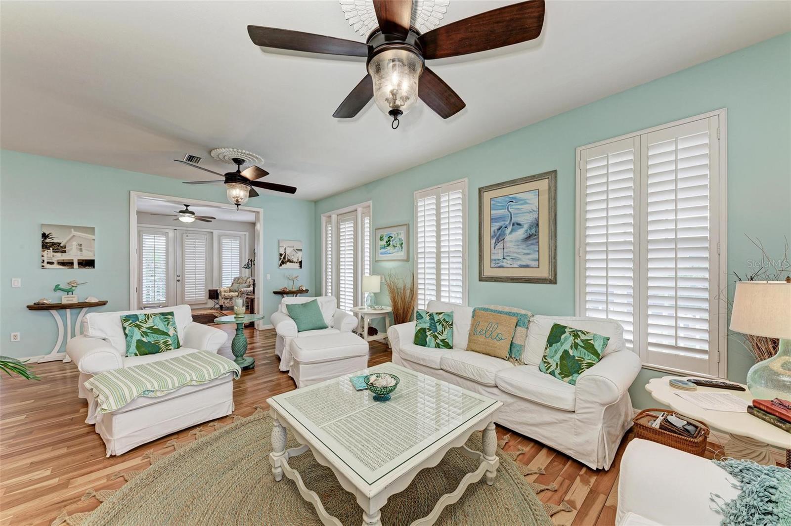 825 W RETTA ESPLANADE