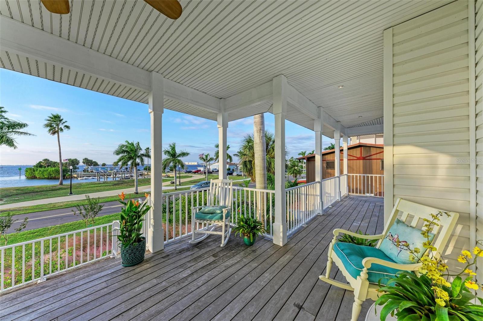 825 W RETTA ESPLANADE