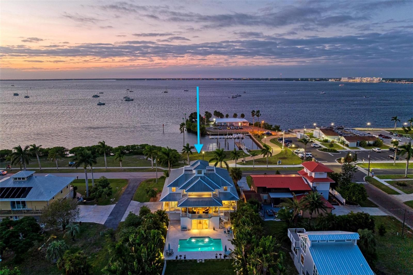 825 W RETTA ESPLANADE