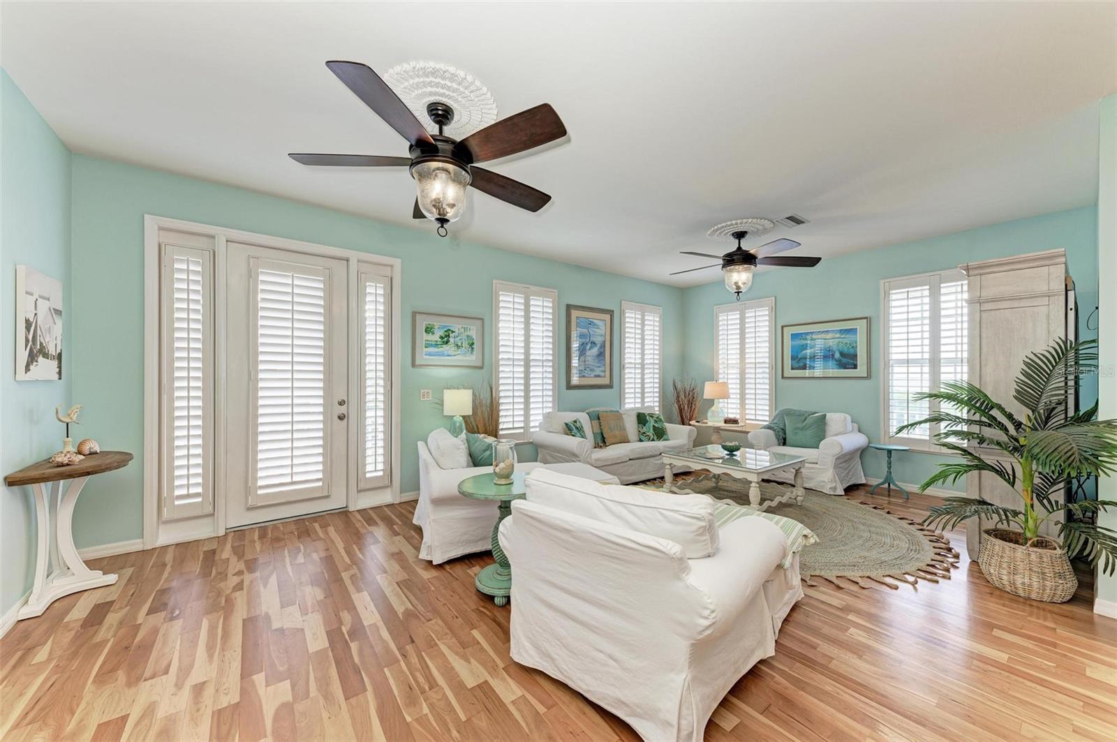 825 W RETTA ESPLANADE