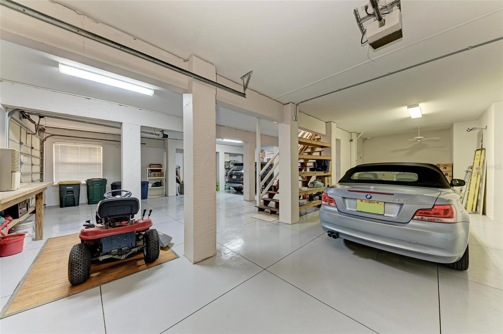 825 W RETTA ESPLANADE