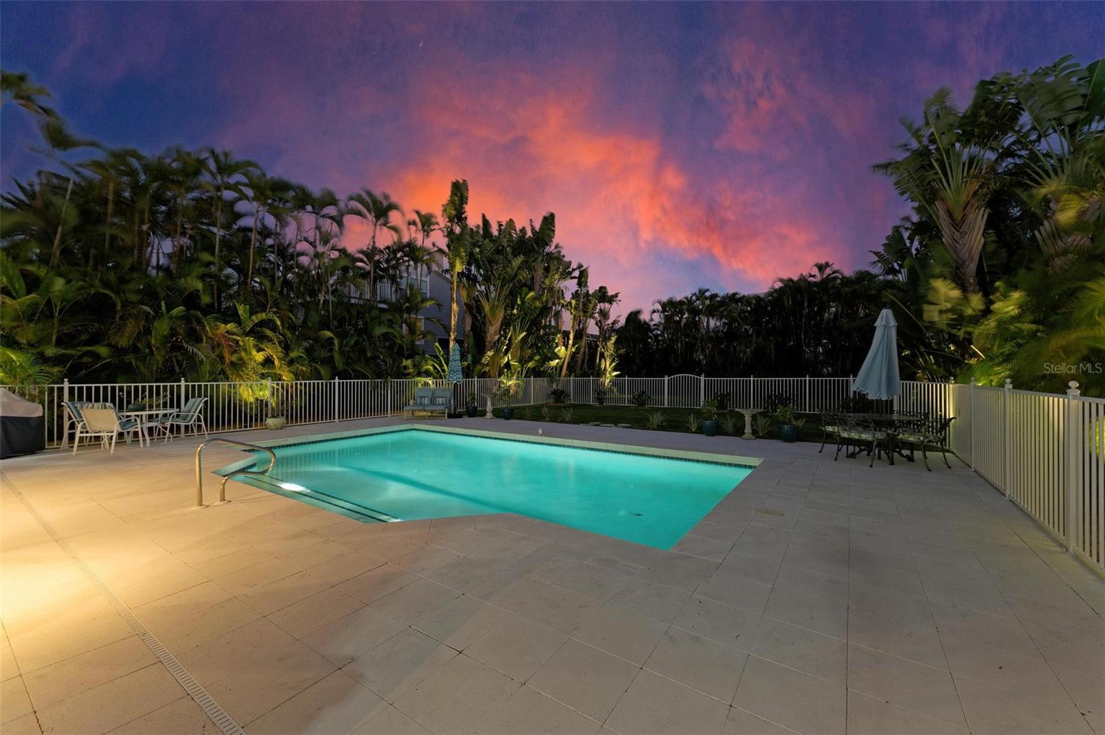 825 W RETTA ESPLANADE