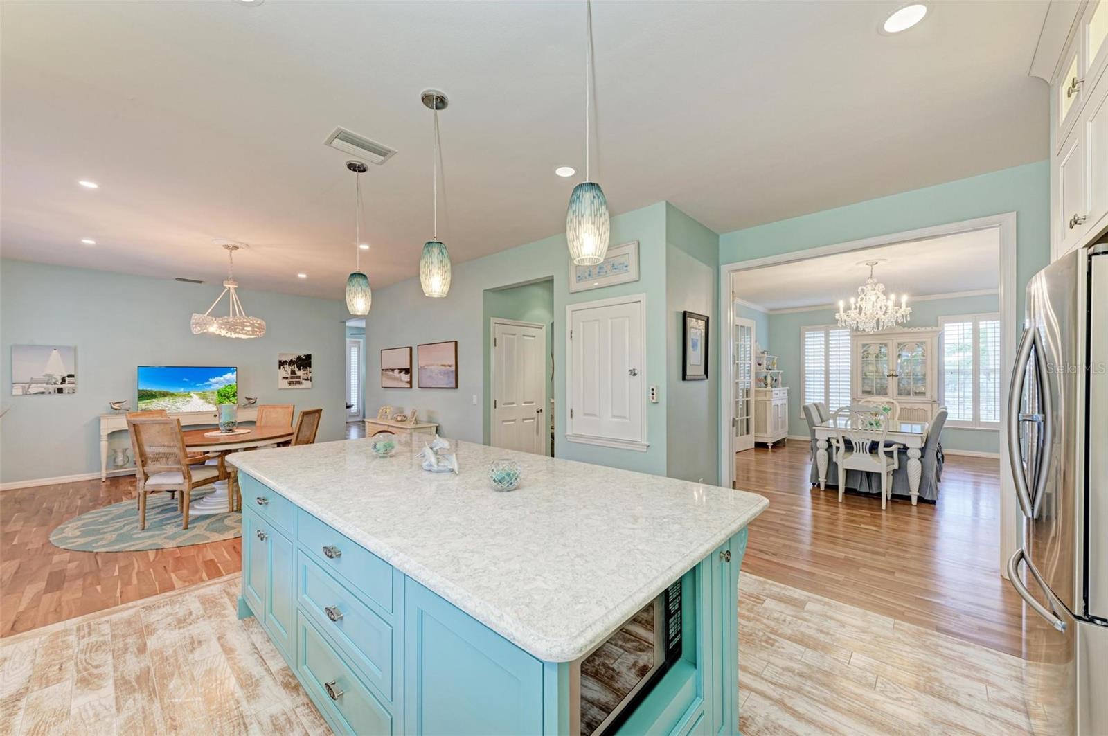 825 W RETTA ESPLANADE