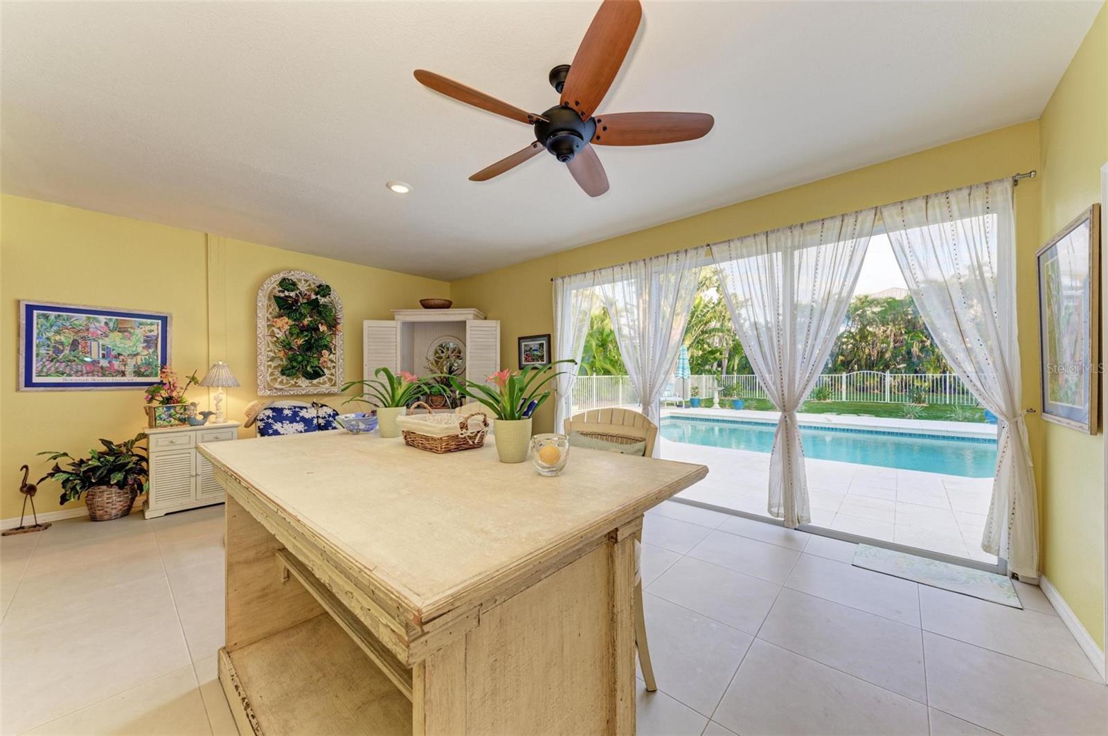 825 W RETTA ESPLANADE