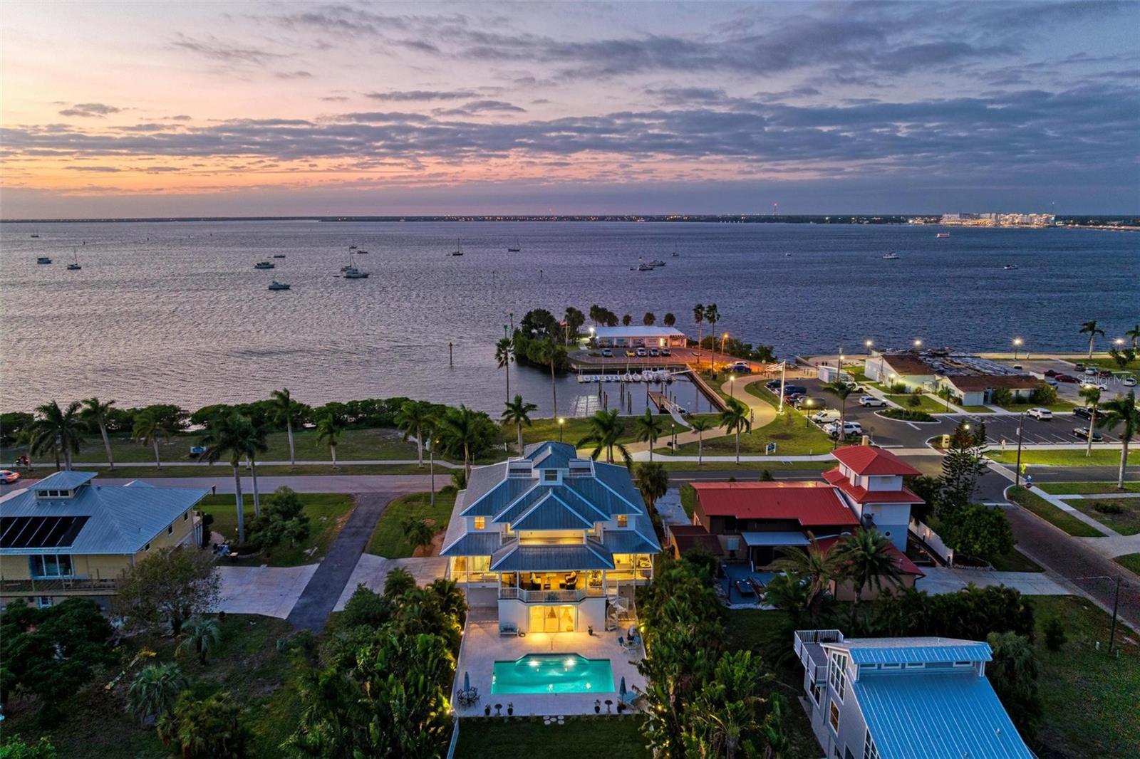 825 W RETTA ESPLANADE